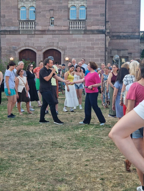 Aina und Bernd zeigten die Grundlagen und führten durch die Schnupperstunde.