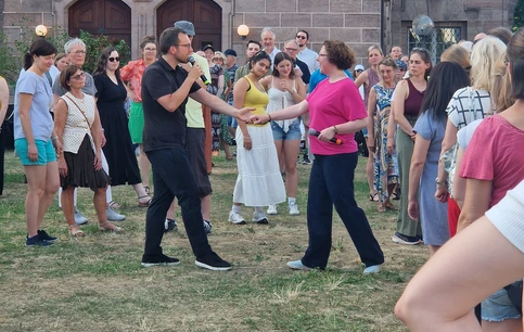 Aina & Bernd zeigen vielen Leuten West Coast Swing auf der Wiese vom Staatstheater Nürnberg